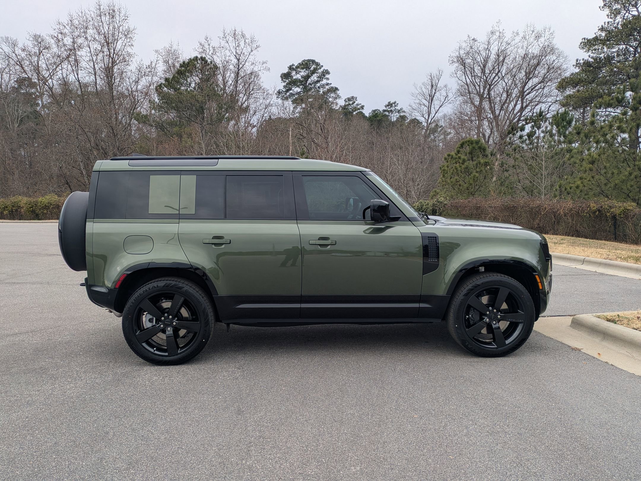New 2026 Land Rover Defender 110 X-Dynamic SE image 4