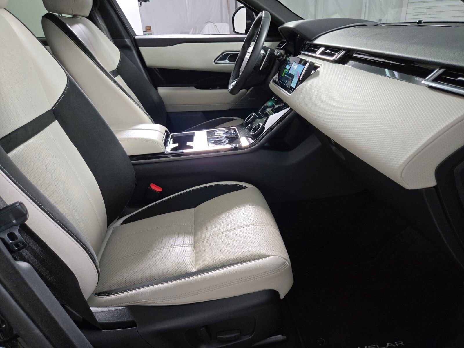 Used 2019 Land Rover Range Rover Velar R-Dynamic SE AWD/4WD image 3