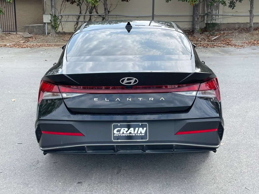 Used 2025 Hyundai Elantra SE FWD image 6