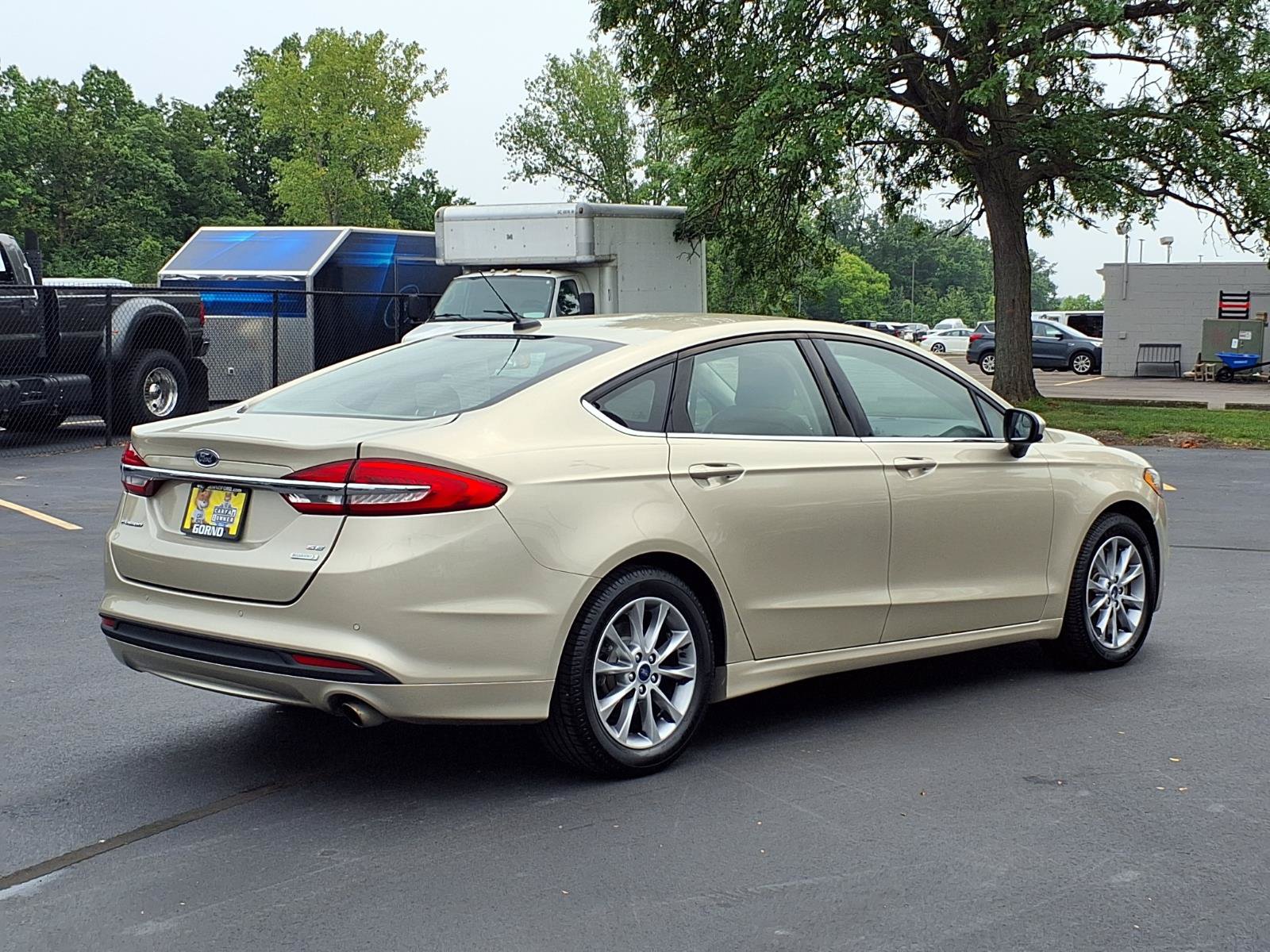 Used 2017 Ford Fusion SE w/ Fusion SE Technology Package FWD image 2
