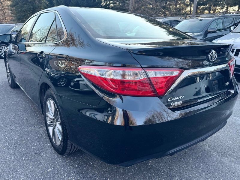 Used 2017 Toyota Camry SE image 5