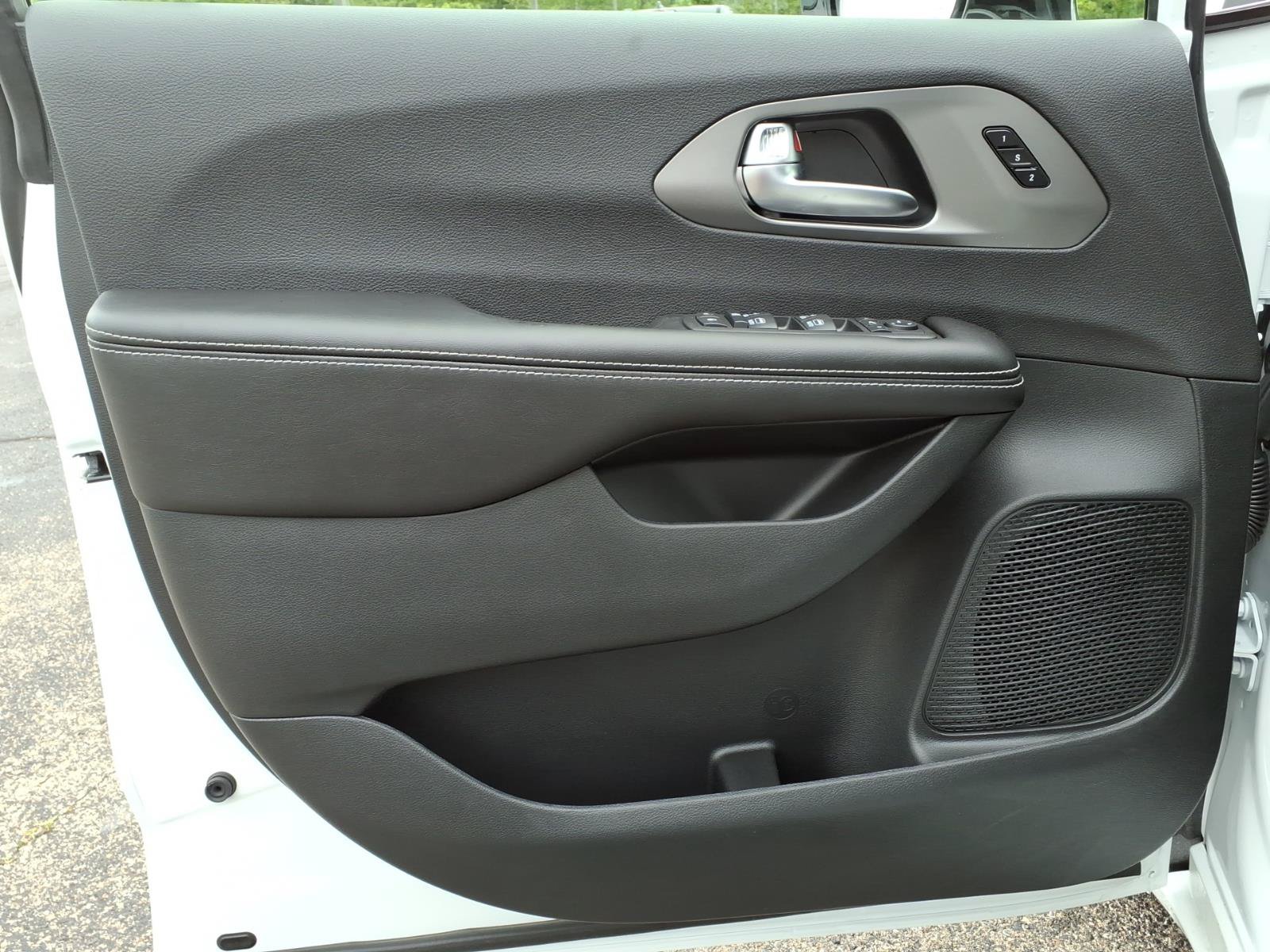New 2027 Chrysler Pacifica Limited FWD image 10