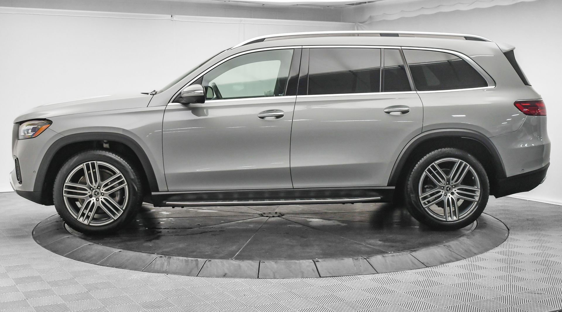 Used 2025 Mercedes-Benz GLS 450 4MATIC image 4