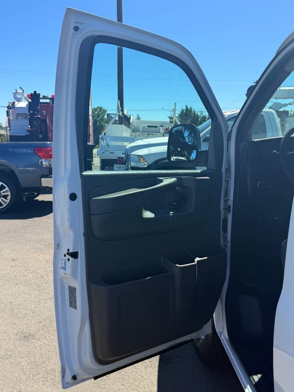 Used 2014 Chevrolet Express 2500 RWD image 12