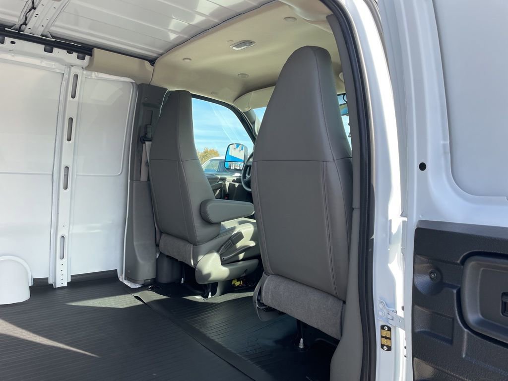 New 2025 Chevrolet Express 2500 Work Van image 27