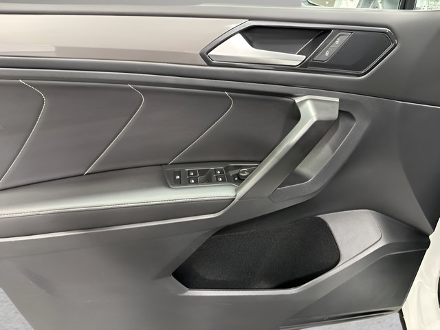Used 2023 Volkswagen Tiguan SE w/ Panoramic Sunroof Package FWD image 9