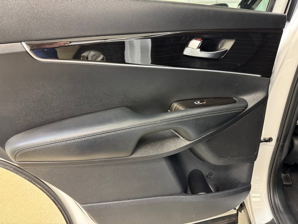 Used 2020 Kia Sorento LX image 14