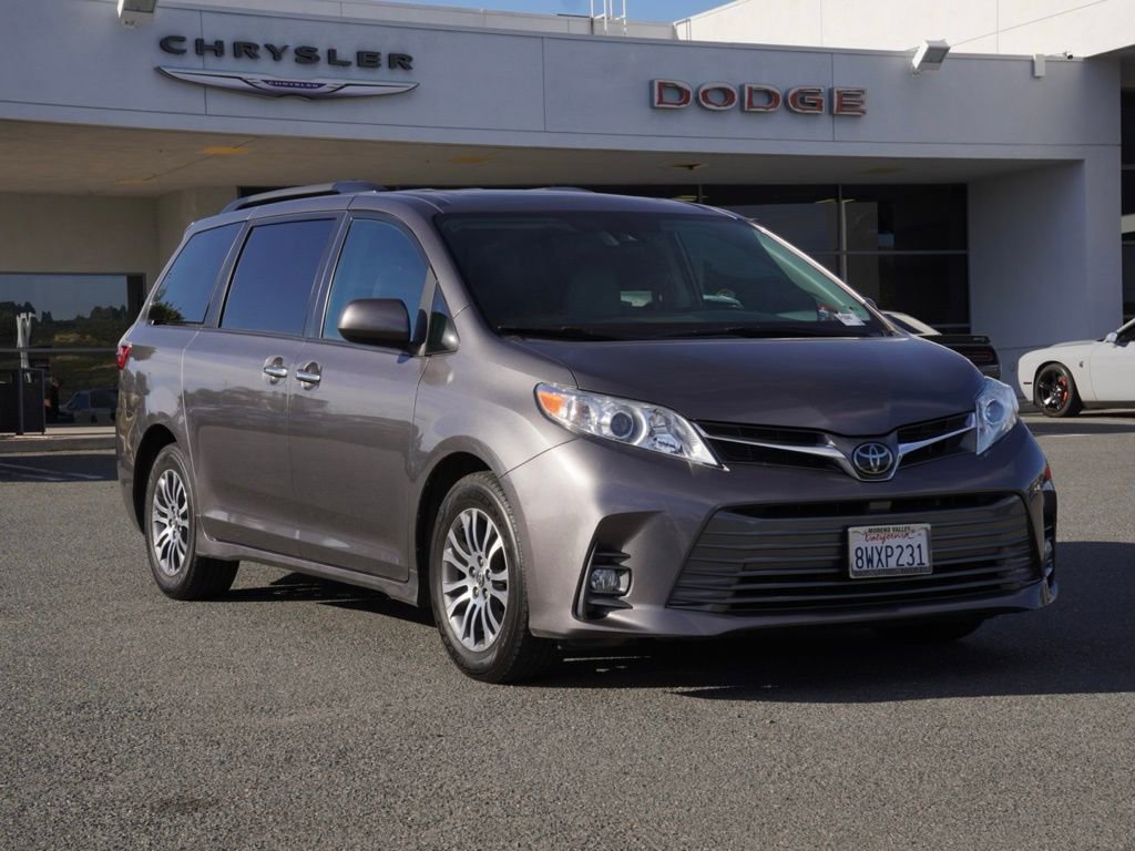 Used 2020 Toyota Sienna XLE image 2