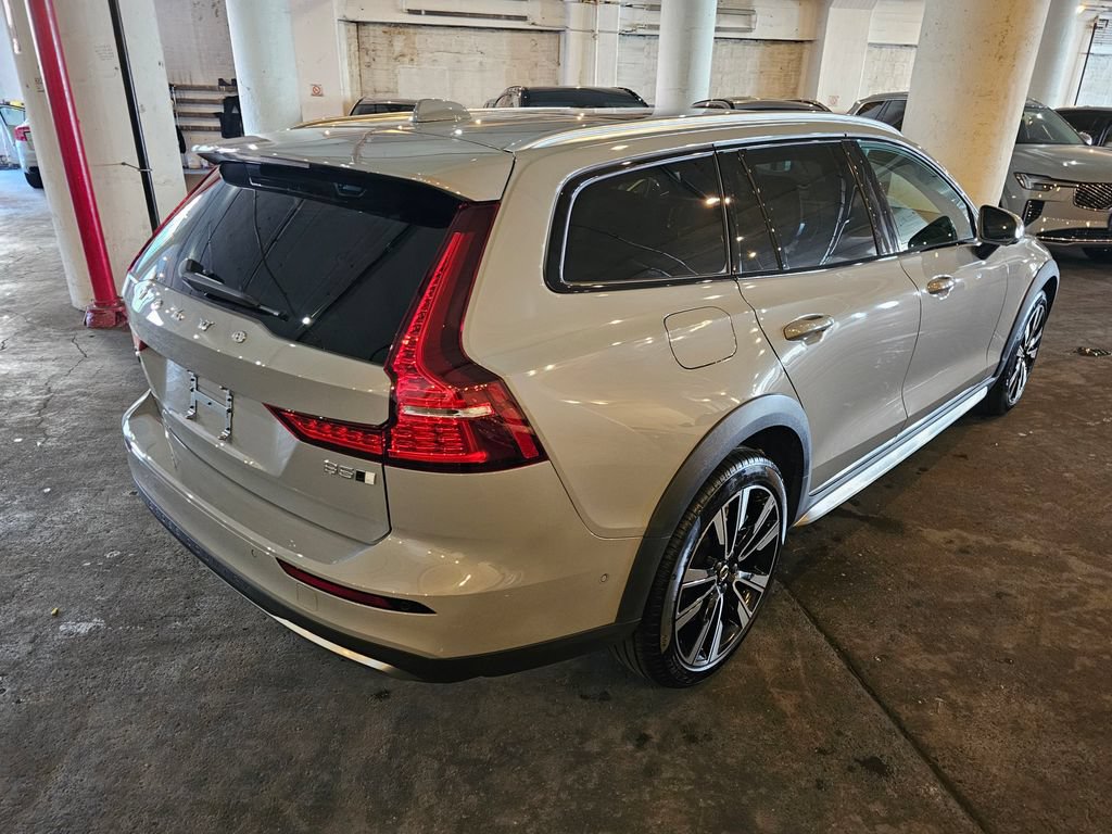 Certified 2025 Volvo V60 B5 Cross Country Ultra AWD/4WD image 4