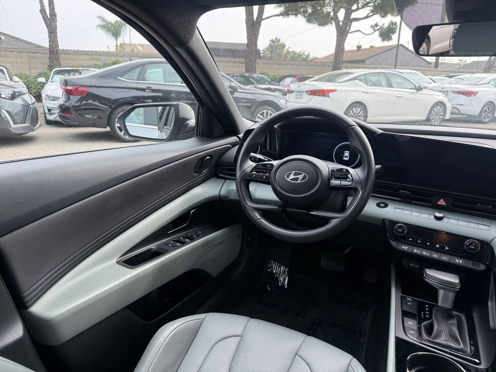 Used 2025 Hyundai Elantra Limited image 32