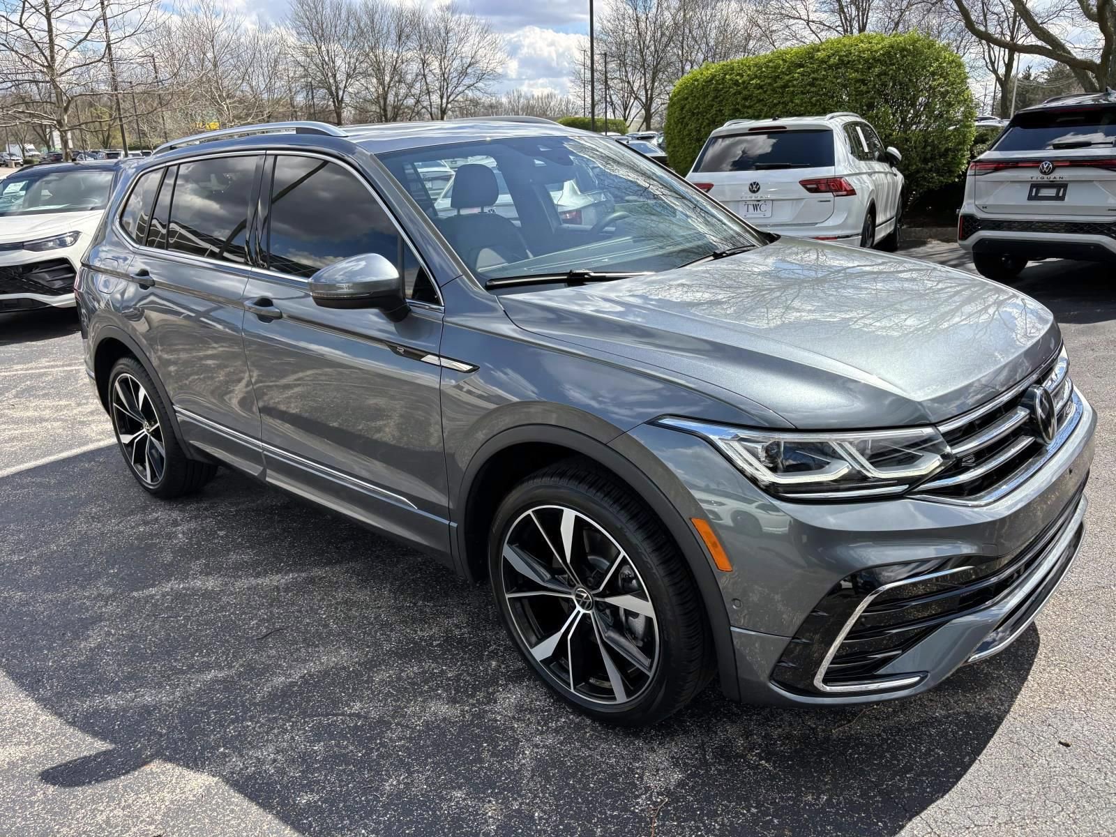 Used 2024 Volkswagen Tiguan SEL R-Line image 3