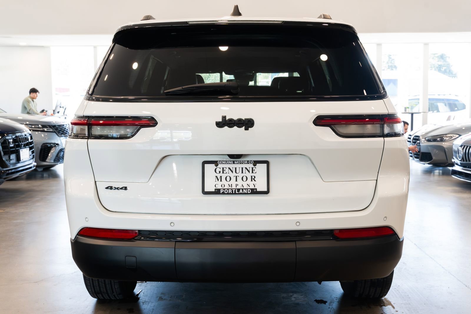 Used 2024 Jeep Grand Cherokee L Altitude AWD/4WD image 5