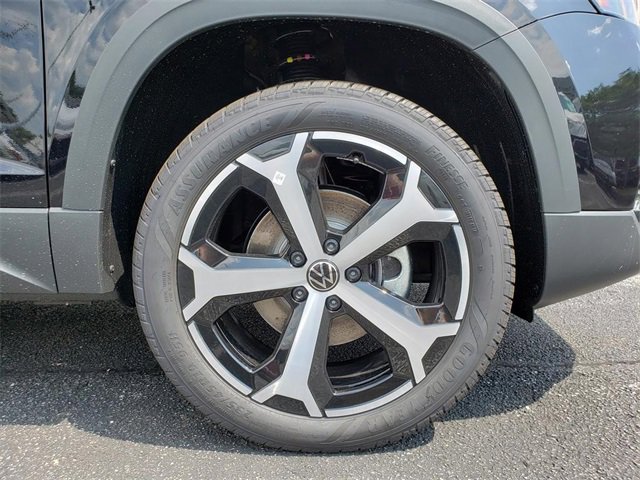 New 2025 Volkswagen Taos SEL image 12