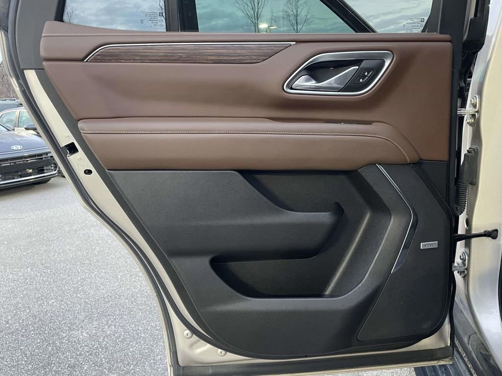 Used 2021 Chevrolet Tahoe High Country w/ Premium Package image 2