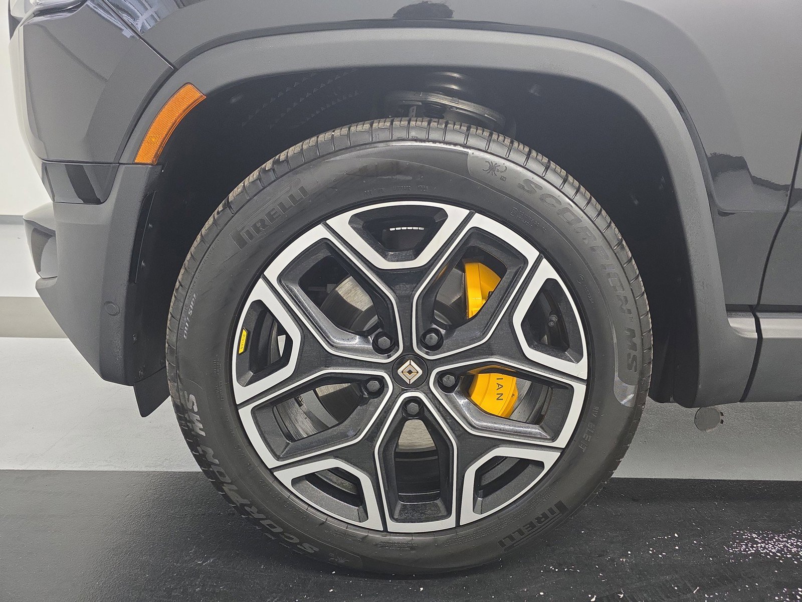 Used 2025 Rivian R1T Premium AWD/4WD image 9