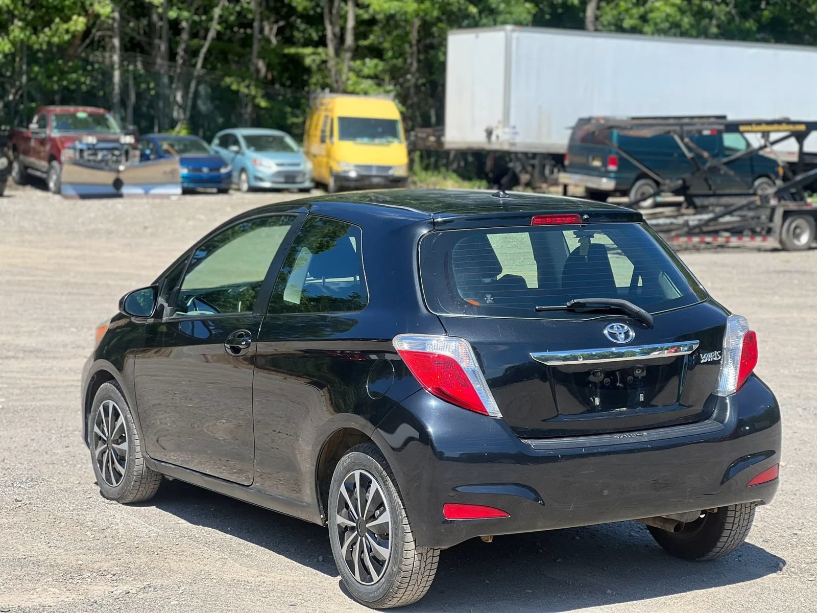 Used 2012 Toyota Yaris L FWD image 4
