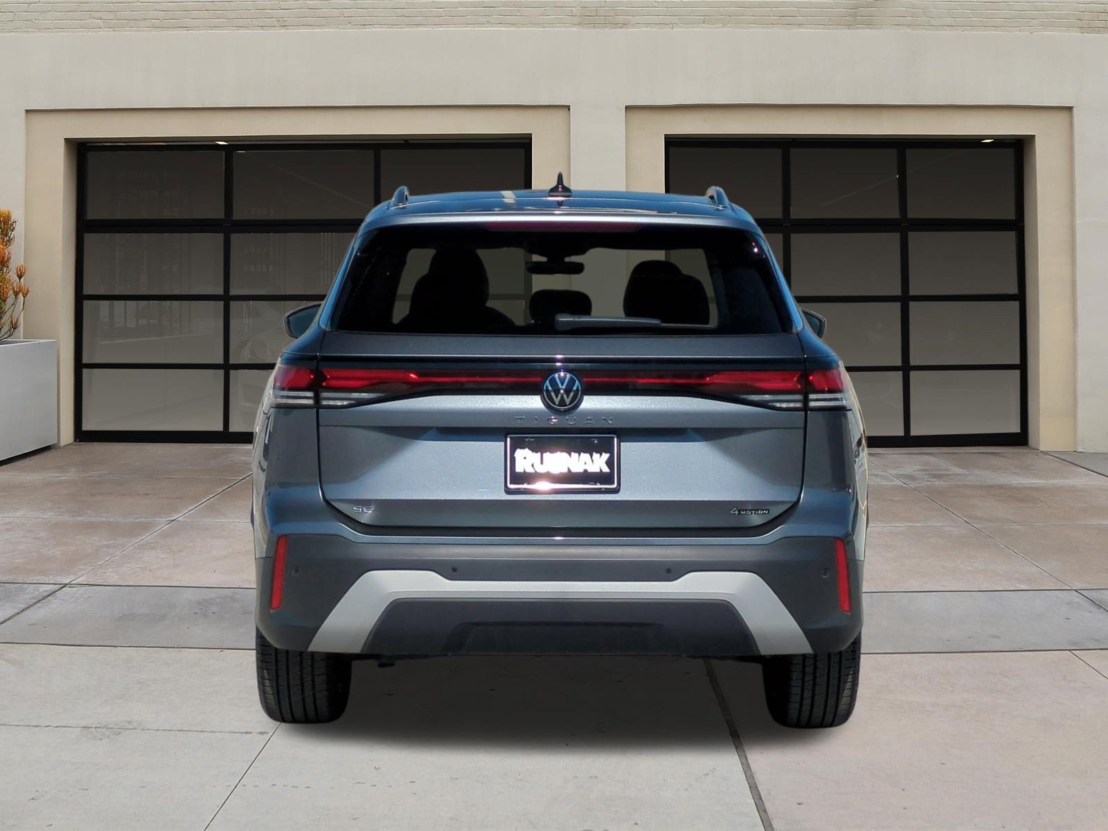 Used 2025 Volkswagen Tiguan SE w/ Panoramic Sunroof Package AWD/4WD image 5