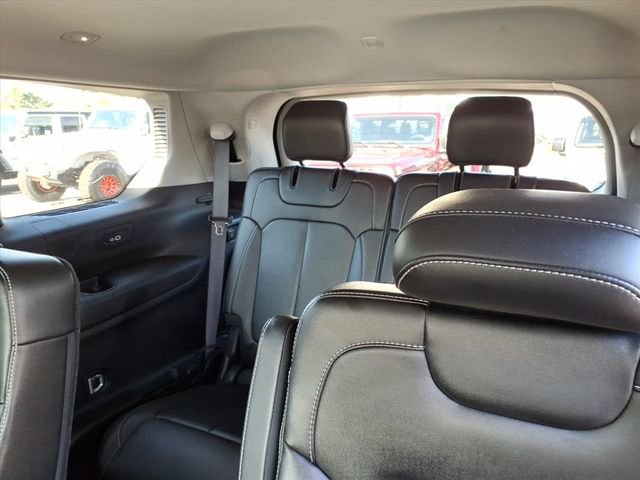 Used 2023 Jeep Grand Cherokee L Limited w/ Black Appearance Package image 15