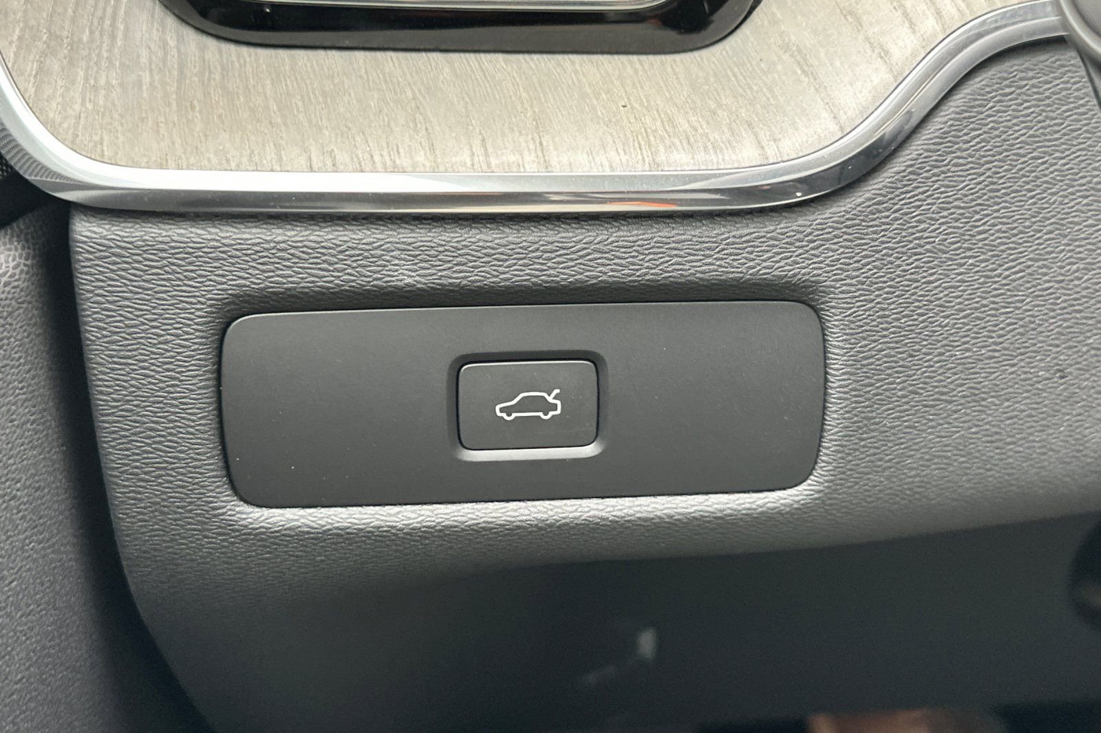 Used 2025 Volvo XC60 B5 Plus AWD/4WD image 33