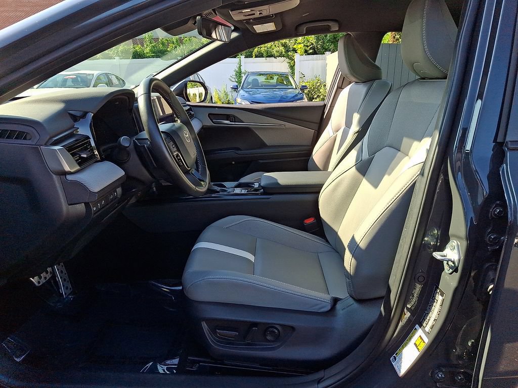 Used 2025 Toyota Camry SE w/ Convenience Package FWD image 10