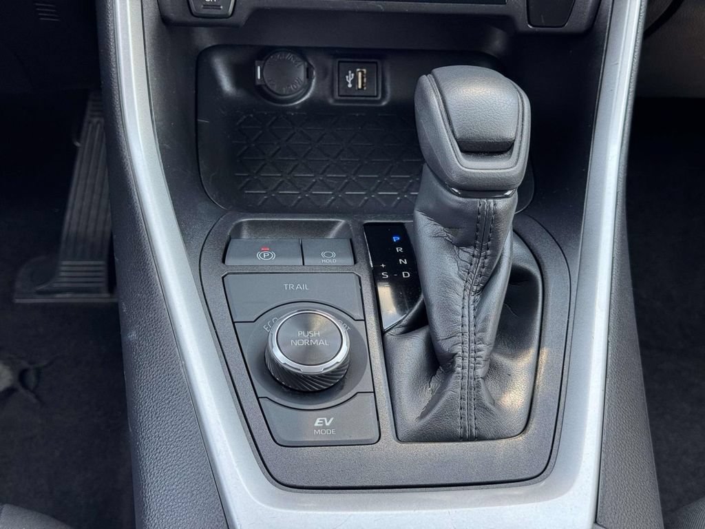 Used 2025 Toyota RAV4 XLE AWD/4WD image 6