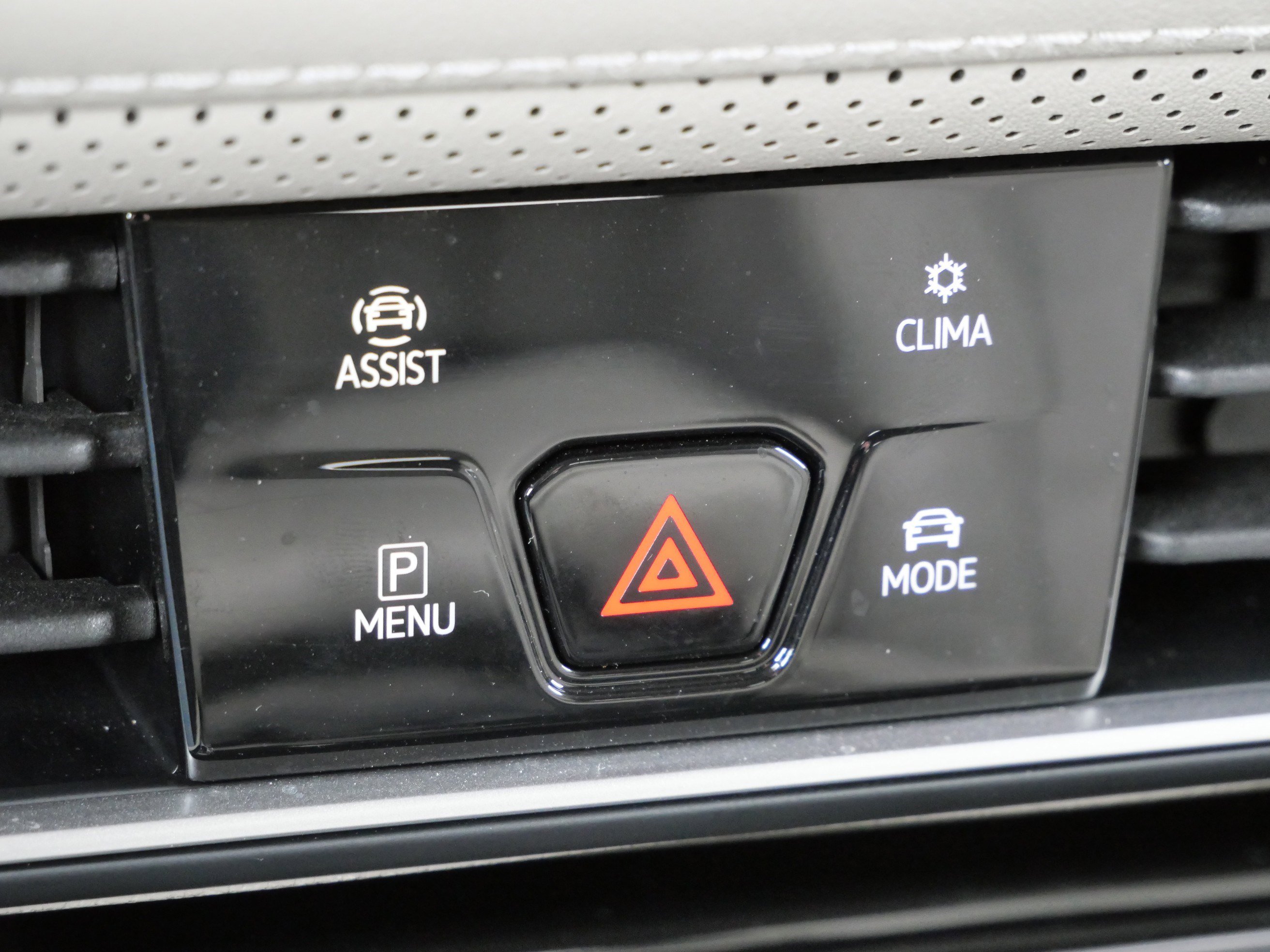 Certified 2025 Volkswagen Atlas SE image 28
