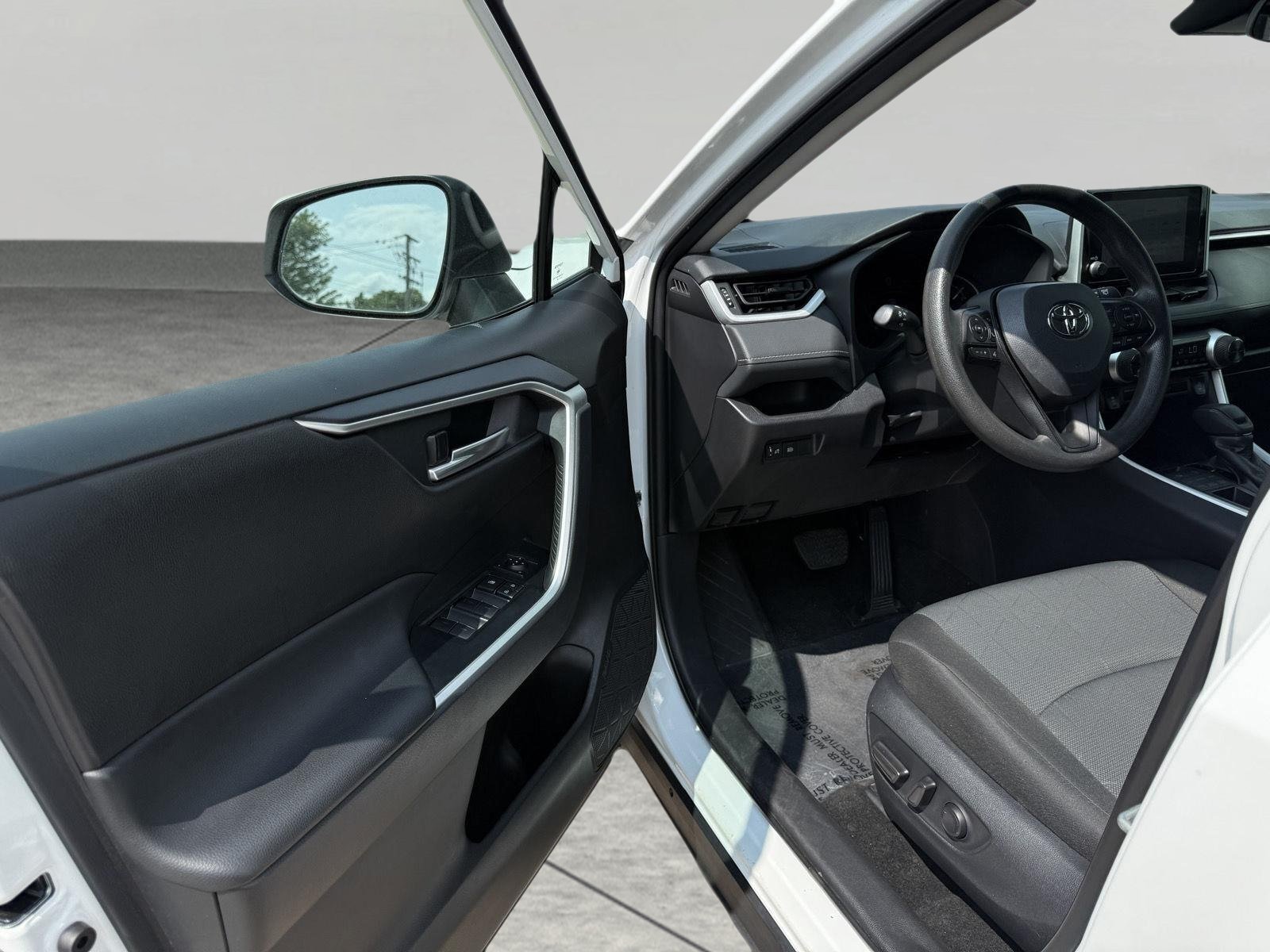 Used 2025 Toyota RAV4 XLE AWD/4WD image 17