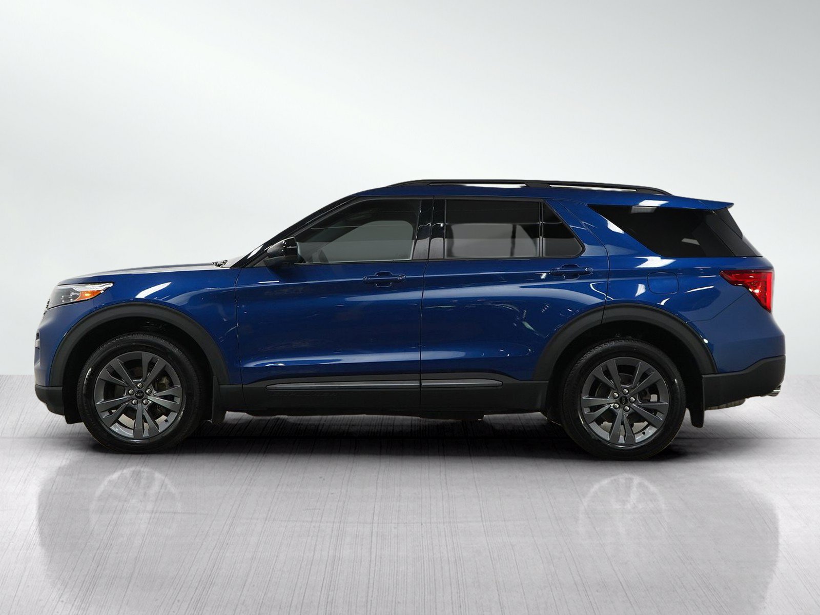 Used 2023 Ford Explorer XLT w/ XLT Sport Appearance Package AWD/4WD image 3