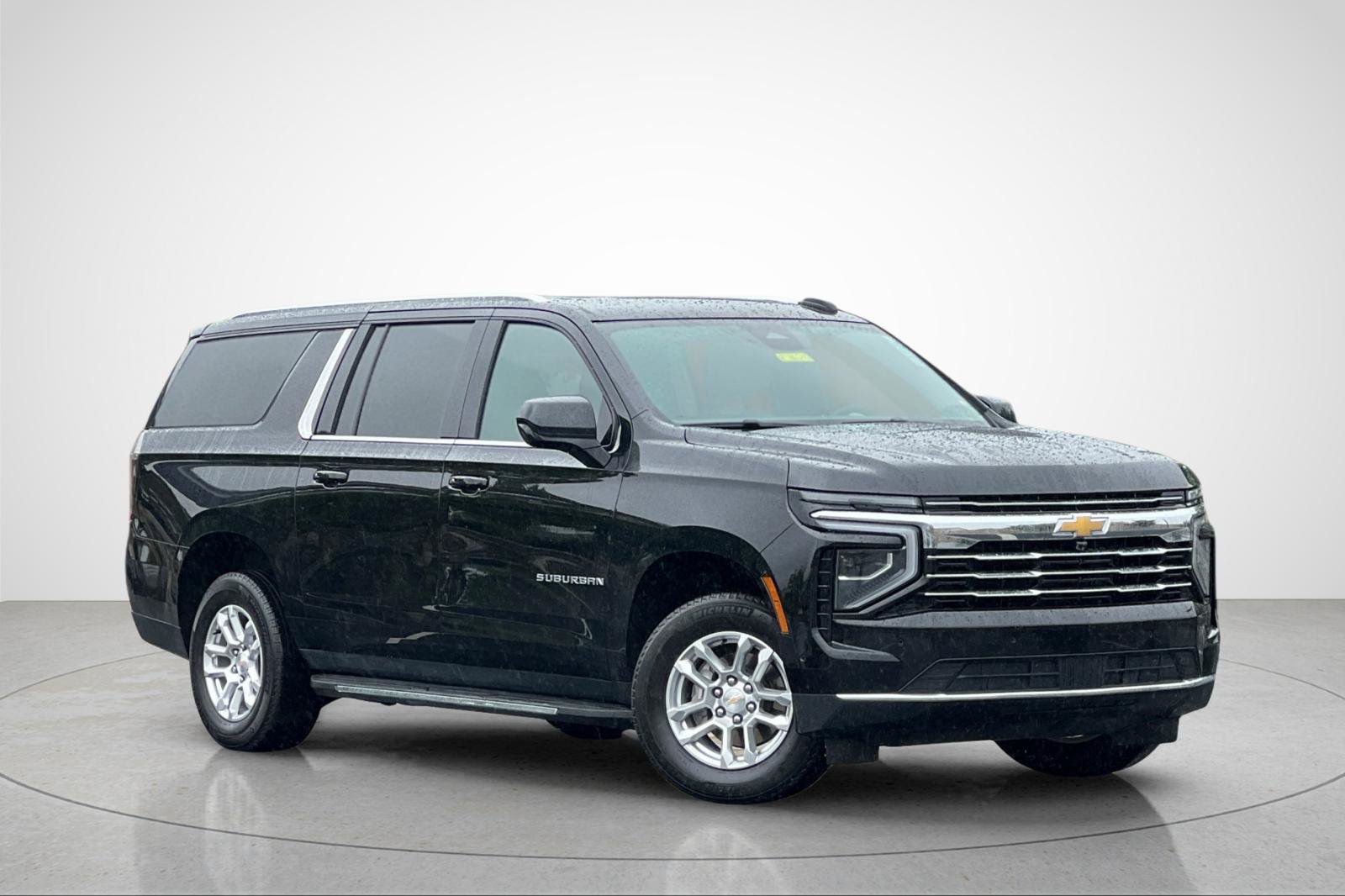 Used 2025 Chevrolet Suburban LT AWD/4WD image 2