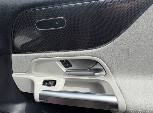 Used 2022 Mercedes-Benz GLB 250 4MATIC image 19