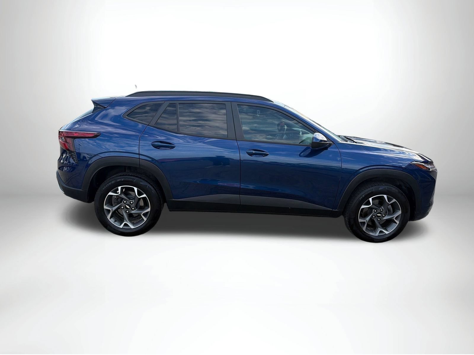 Used 2024 Chevrolet Trax LT w/ LT Convenience Package FWD image 8