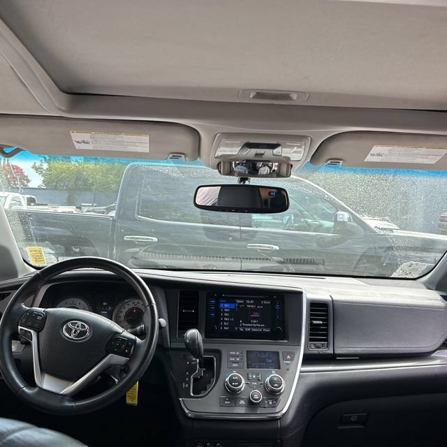 Used 2016 Toyota Sienna SE FWD image 3