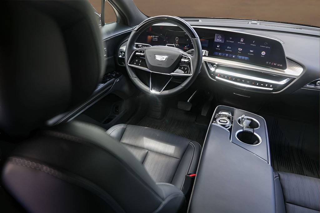 Certified 2024 Cadillac Lyriq Luxury AWD/4WD image 27