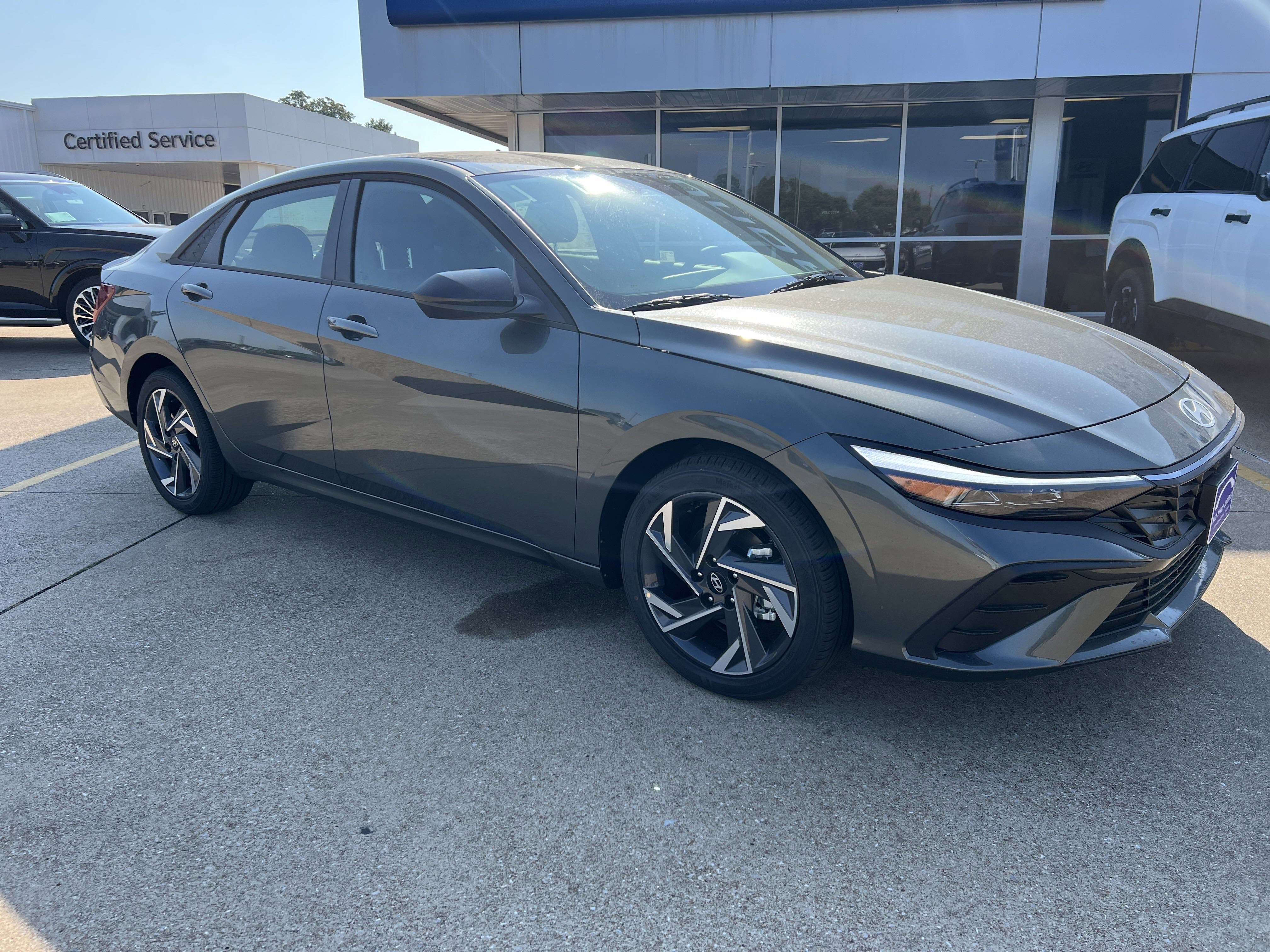 Used 2025 Hyundai Elantra Sport image 2