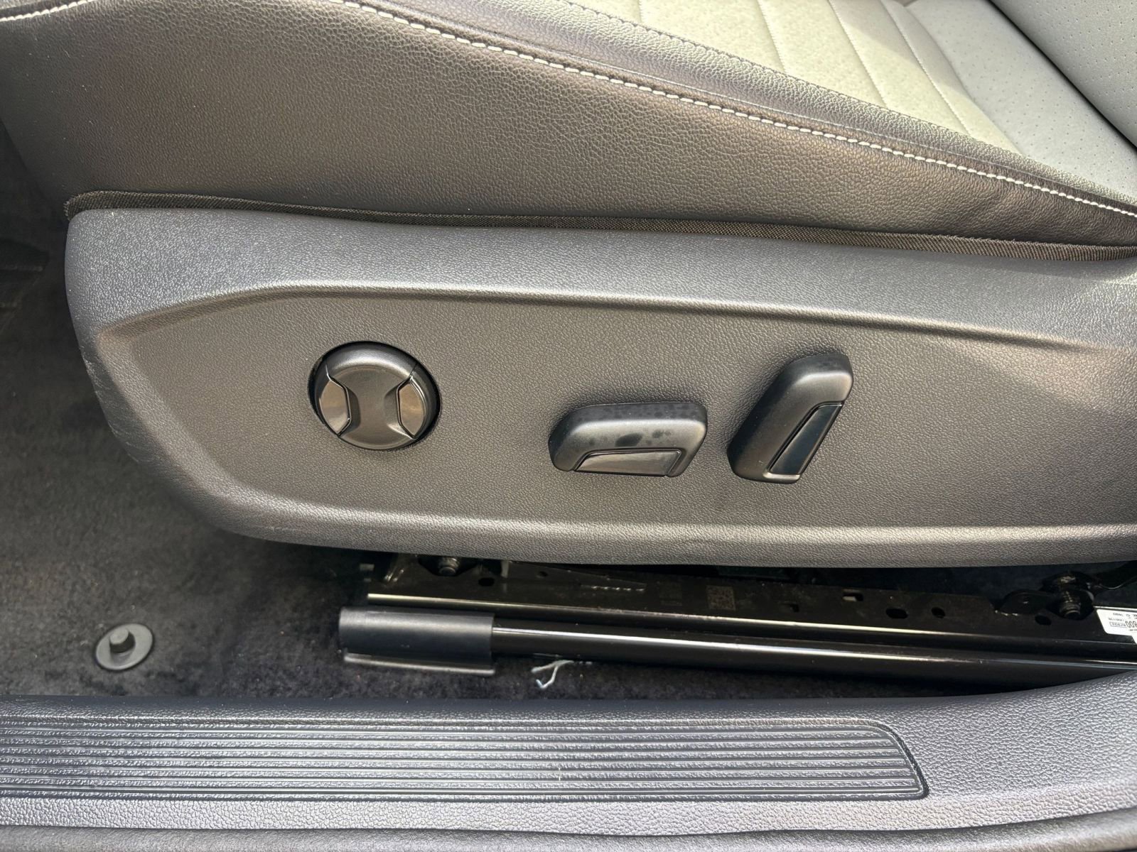 Used 2025 Volkswagen Jetta SE image 23