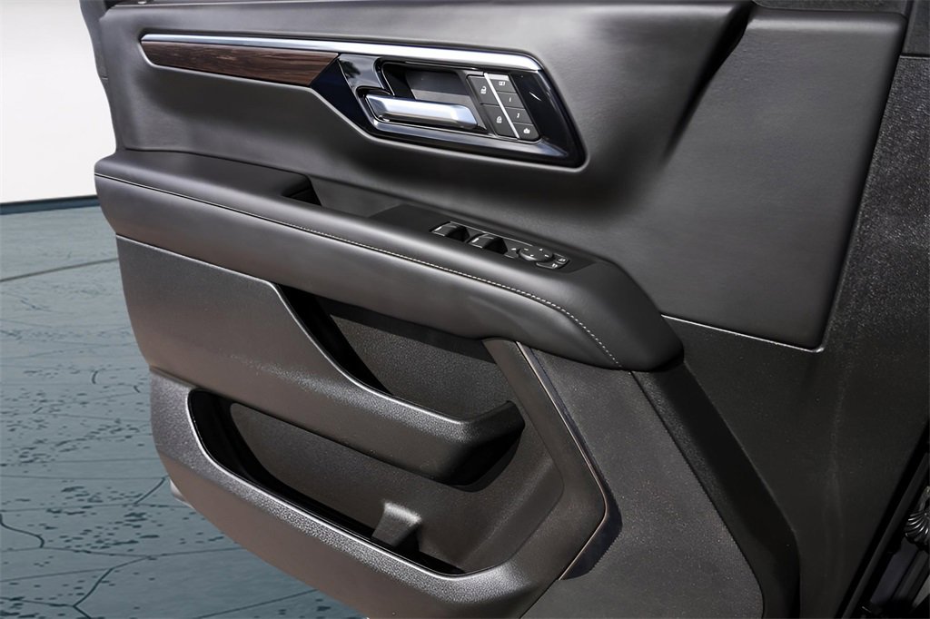 Used 2025 Chevrolet Suburban Z71 image 24