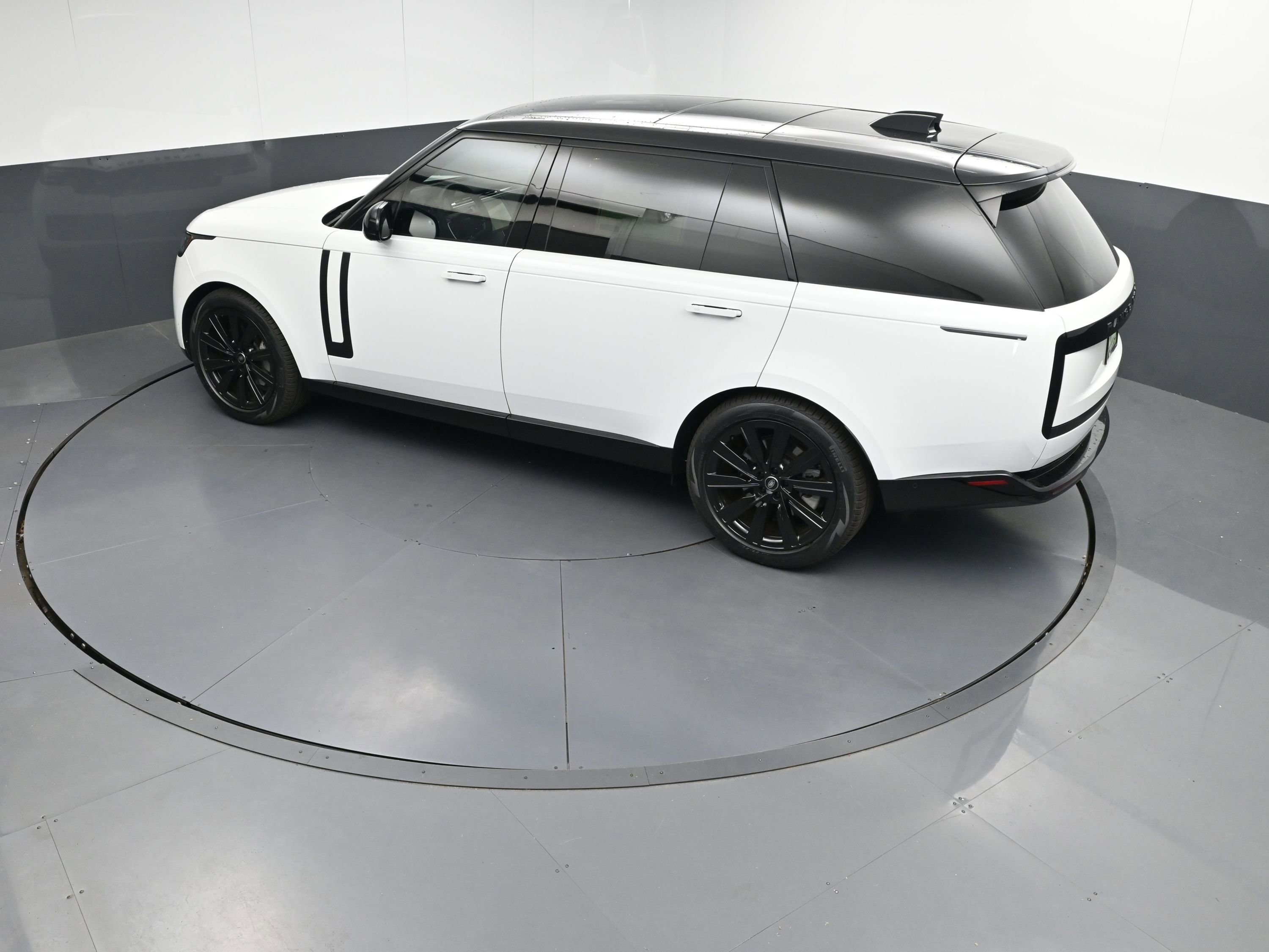 New 2025 Land Rover Range Rover Long Wheelbase SE image 32