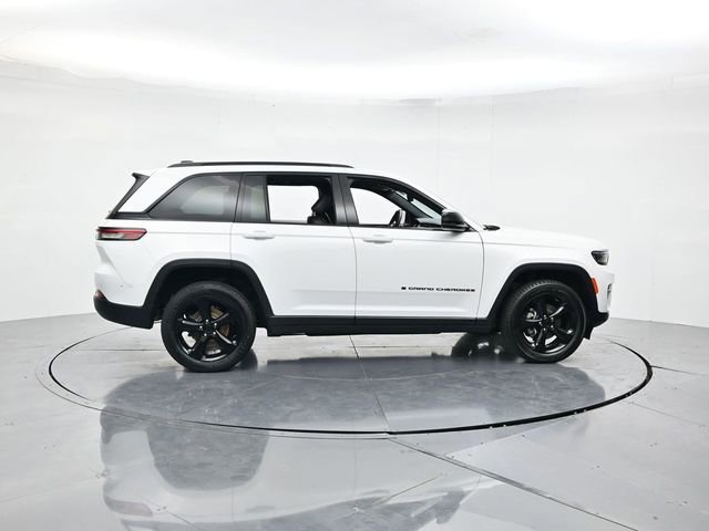 Used 2023 Jeep Grand Cherokee Altitude image 2