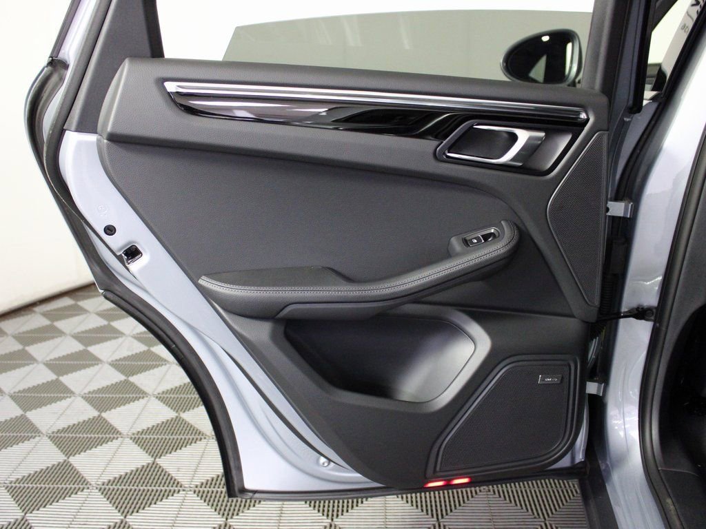 Certified 2025 Porsche Macan image 32