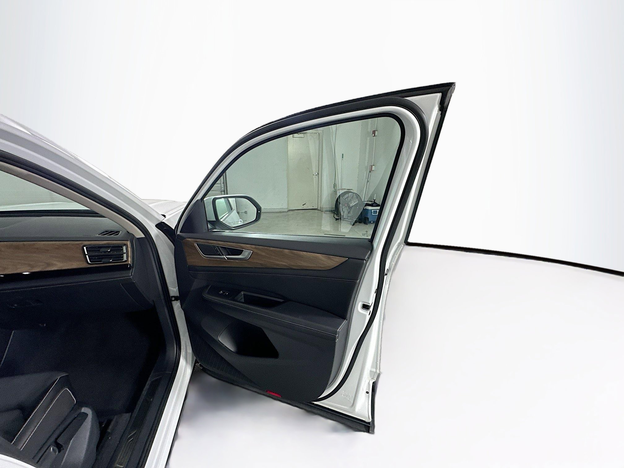 Used 2025 Volkswagen Atlas SE image 34