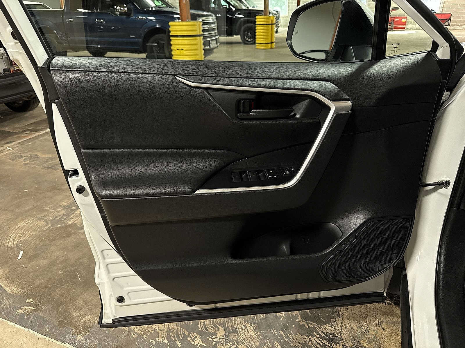 Used 2020 Toyota RAV4 LE w/ Carpet Mat Package AWD/4WD image 29