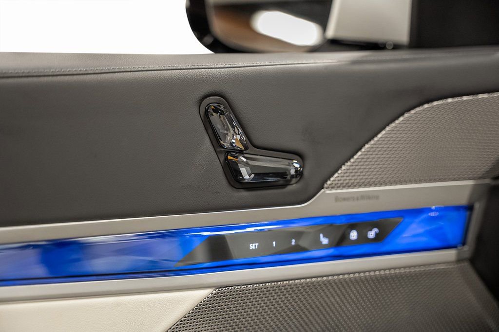 Used 2023 BMW 740i w/ Luxury Rear Seating Package image 59