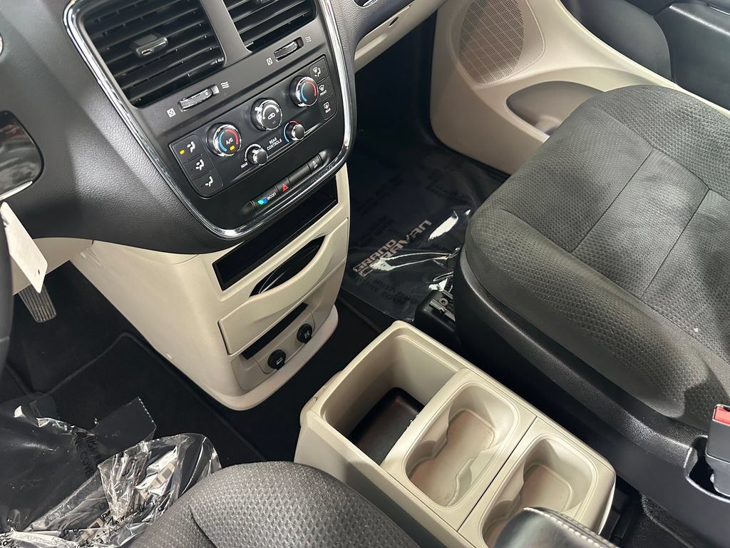 Used 2016 Dodge Grand Caravan SE FWD image 30