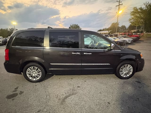 Used 2015 Chrysler Town & Country Touring-L w/ Driver Convenience Group FWD image 6