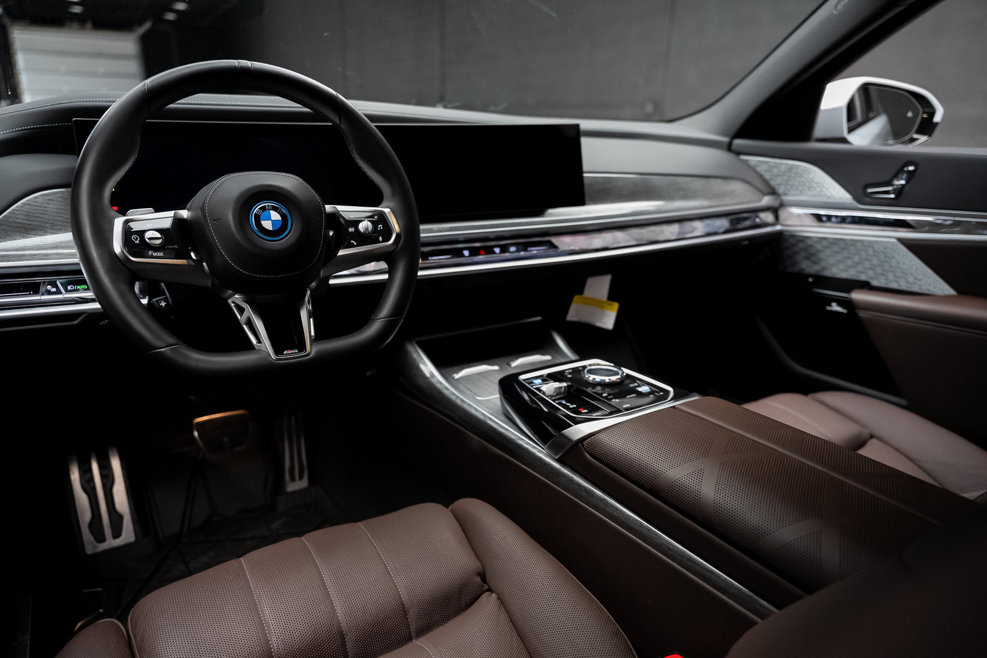 Used 2024 BMW i7 xDrive60 w/ Executive Package AWD/4WD image 3
