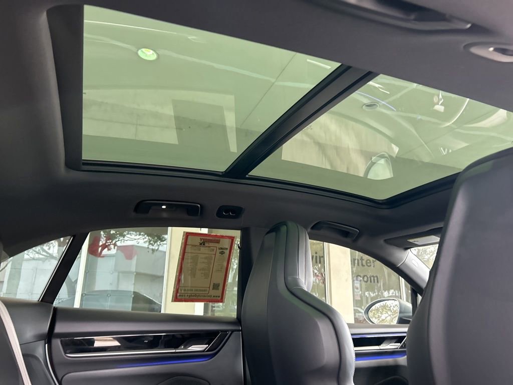 Used 2025 Porsche Macan Electric image 32