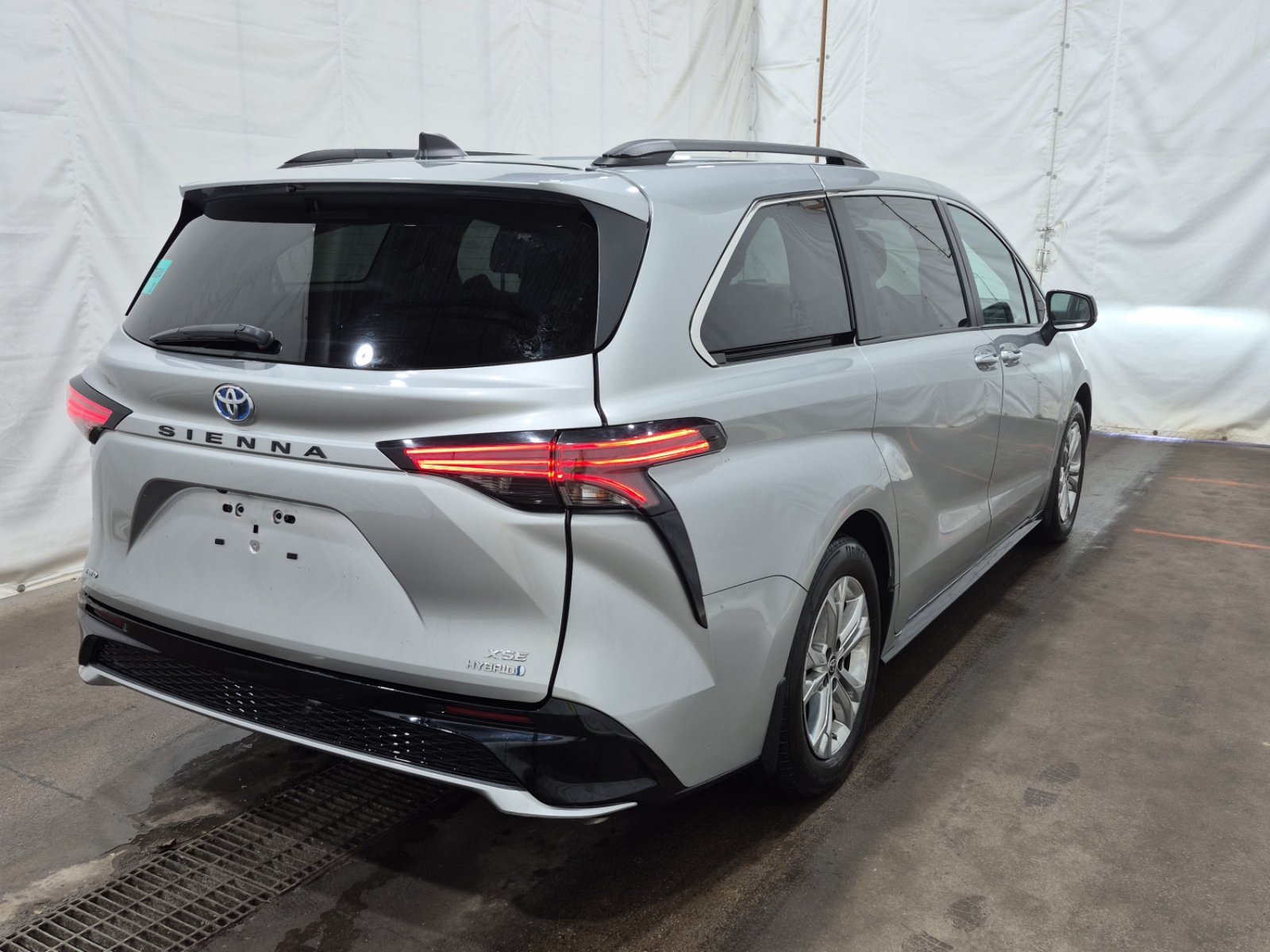 Used 2023 Toyota Sienna XSE AWD/4WD image 3