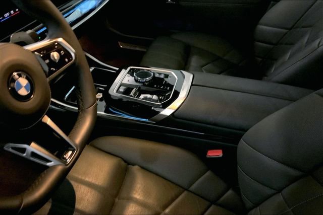 Used 2025 BMW 740i w/ Premium Package RWD image 8