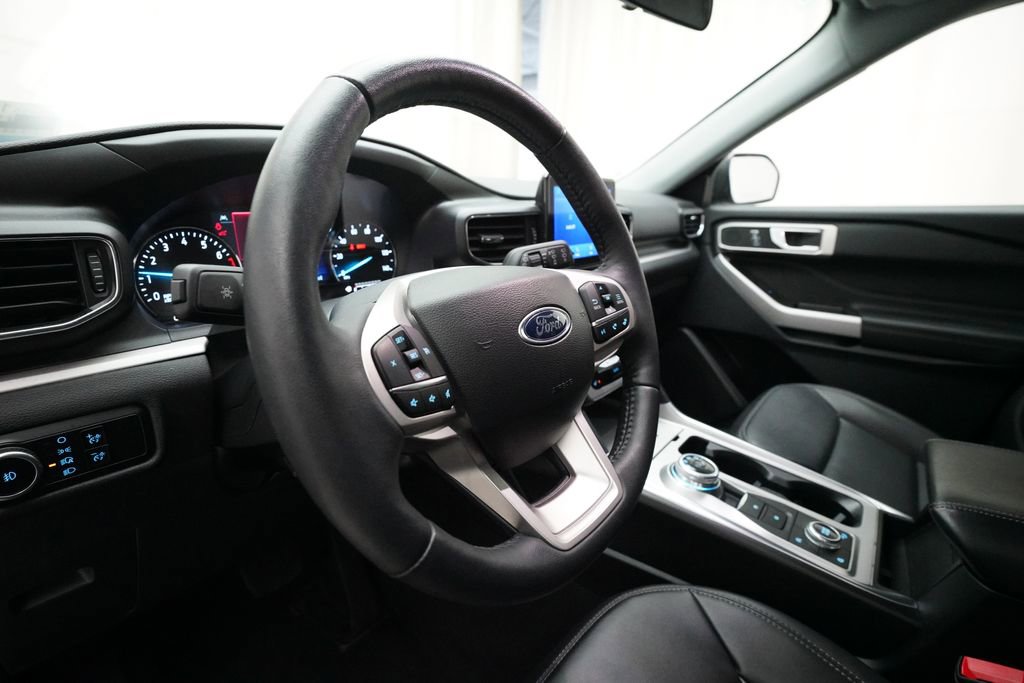 Used 2023 Ford Explorer XLT w/ Equipment Group 202A AWD/4WD image 8