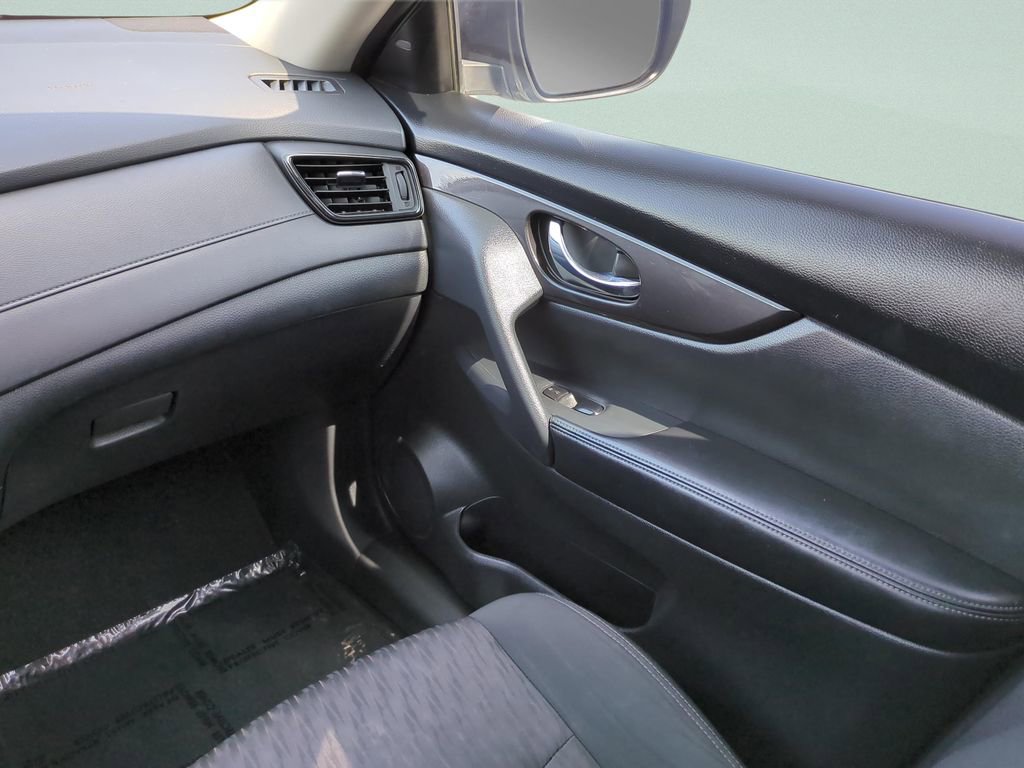 Used 2018 Nissan Rogue SV image 16